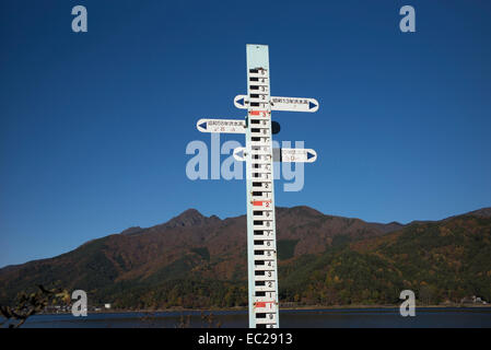 Indicateur de niveau d'eau sur le lac Kawaguchi, le Japon. Banque D'Images