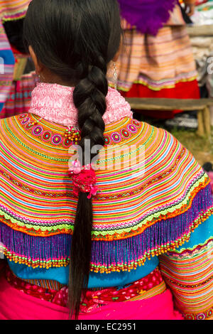 Une robe Flower Hmong et cheveux à Bac Ha marché du matin Banque D'Images