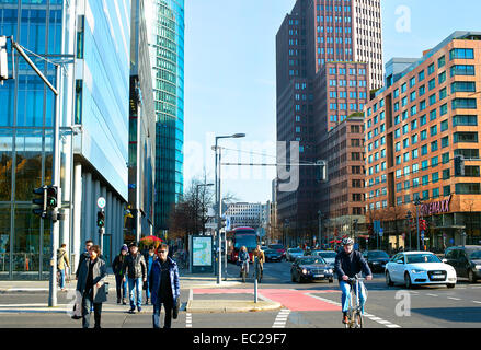 Les personnes qui traversent la rue à Potsdamer Platz - est une place publique et de trafic enterre Banque D'Images