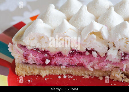 Eton Mess Gâteau au fromage sur la plaque de couleur Banque D'Images