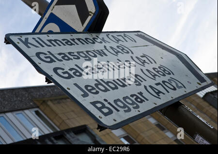 Direction de la rue en centre-ville Edinburgh Scotland UK Banque D'Images