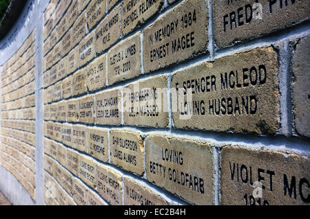 Un mur de briques avec des mots gravés sur eux. Banque D'Images