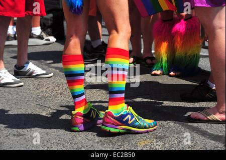 Un homme porte des chaussettes arc-en-ciel à la World Pride 2014 à Toronto. Banque D'Images