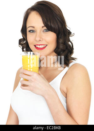 Les jeunes en bonne santé woman drinking orange juice Banque D'Images