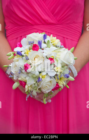 Demoiselles tenue mariage bouquet Banque D'Images
