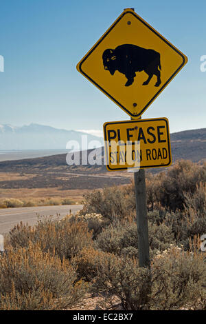 Syracuse, New York - un signe met en garde les visiteurs de la présence de bisons sur Antelope Island, une île en parc d'état de Great Salt Lake. Banque D'Images