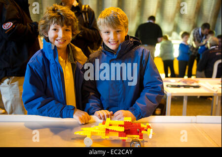 Les enfants à construire un monde Lego tentative de record de vitesse en voiture de course Banque D'Images