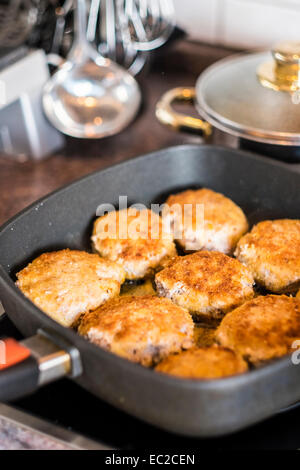 Frire les boulettes de Pan sur cuisinière dans une cuisine Banque D'Images