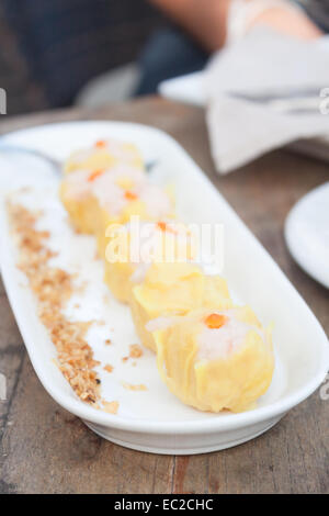 Les boulettes de crevettes sur plaque blanche, stock photo Banque D'Images