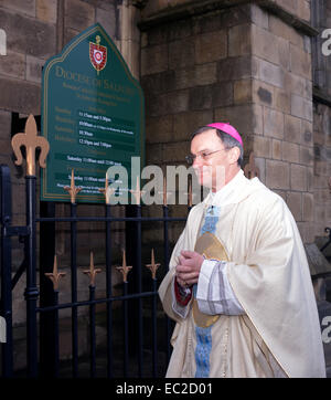 Salford, Greater Manchester, UK 8 décembre 2014 Mgr John Arnold se rend à la cathédrale pour la messe solennelle de son installation. Il est le onzième évêque de Salford remplaçant évêque Terence Brain, qui a pris sa retraite après avoir été le dixième évêque en 1997. Mgr Arnold était auparavant un évêque auxiliaire dans le diocèse de Westminster. Nouvel évêque catholique de Salford Crédit : John Fryer/Alamy Live News Banque D'Images