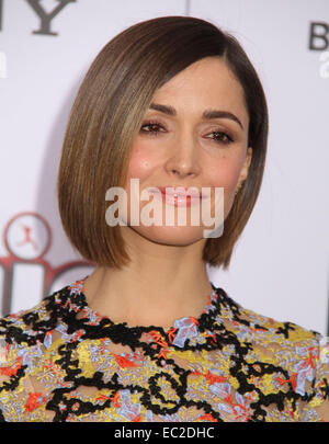 New York, USA. 7 Décembre, 2014. L'actrice ROSE BYRNE assiste à la première mondiale de 'Annie' tenu à la Ziegfeld Theatre. Credit : Nancy Kaszerman ZUMAPRESS.com/Alamy/Live News Banque D'Images