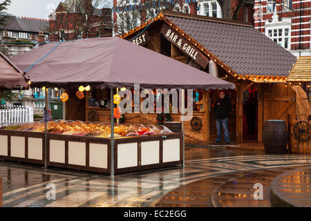 Town Hall Gardens, Southport, Merseyside, Royaume-Uni.8 décembre 2014.Temps humide au Royaume-Uni.Stands de nourriture et de boissons désertés.Après les orages dans les premières heures, la station côtière résiste aux vents violents, la pluie et la grêle conduisant, avec des rayons de soleil intermittents. Banque D'Images