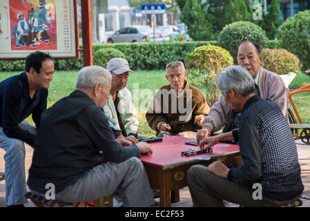 Les chinois des jeux dans le parc, Tianjin, Chine Banque D'Images