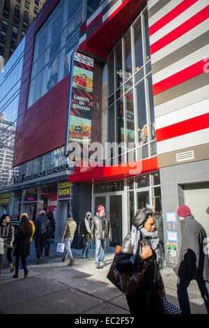 Une fessée tout nouveau T.G.I. Vendredi's franchise situé sur West 34th Street à New York le dimanche, Décembre 7, 2014. La nouvelle eatery remplace un espace assez situé à un pâté de maisons. La Halde est l'organisme détenteur de l'Organisation pour le restaurant de New York. Ils ont eu la franchise de New York depuis 1986, à perpétuité, couvrant un cercle à 7 milles du Columbus Circle. (© Richard B. Levine) Banque D'Images