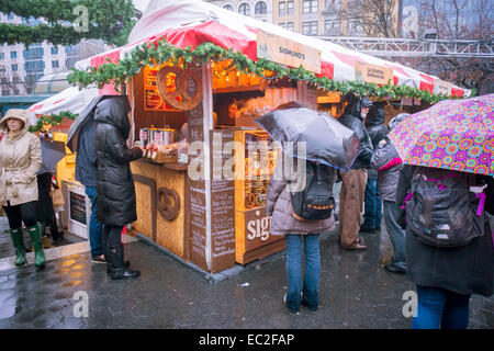 Shoppers parcourir le marché de Union Square à New York sur un samedi pluvieux, le 6 décembre, 2014. 150 fournisseurs, dont un "made in Brooklyn' section, vendre leur maison de marchandises au marché, maintenant à sa 21e année. Le marché restera ouvert tous les jours de fermeture, le 24 décembre. (© Richard B. Levine) Banque D'Images