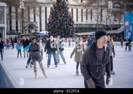 La manœuvre de patineurs paniers Banque d'Amérique Village Hiver patinoire au Bryant Park à New York, le Jeudi, Décembre 4, 2014. (© Richard B. Levine) Banque D'Images