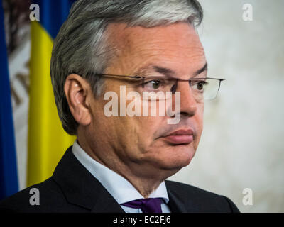 Kiev, Ukraine. Le 08 mai 2014. Ministre des affaires étrangères du Royaume de Belgique Didier Reynders-- Dans le Lundi, 8 décembre 2014, le premier ministre Yatsenyuk rencontré le Vice-Premier Ministre et Ministre des affaires étrangères du Royaume de Belgique Didier Reynders. Le Ministre belge des affaires étrangères a assuré le chef du gouvernement ukrainien dans un haut niveau de confiance dans le nouveau Cabinet et la Verkhovna Rada. Crédit : Igor Golovnov/Alamy Live News Banque D'Images