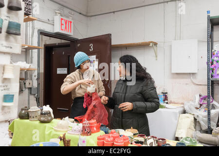 La poterie à Shoppers parcourir un studio de céramique maison de vente dans le quartier de Chelsea à New York avant Noël le samedi 6 décembre 20142. (© Frances m. Roberts) Banque D'Images