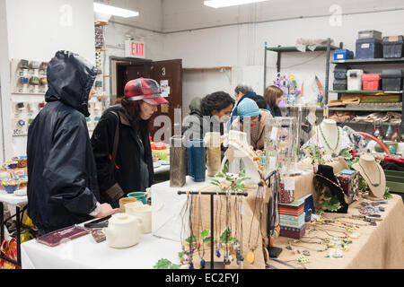 La poterie à Shoppers parcourir un studio de céramique maison de vente dans le quartier de Chelsea à New York avant Noël le samedi 6 décembre 20142. (© Richard B. Levine) Banque D'Images