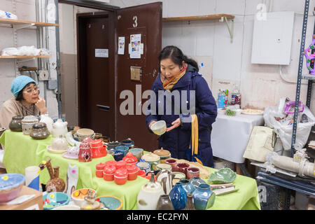 La poterie à Shoppers parcourir un studio de céramique maison de vente dans le quartier de Chelsea à New York avant Noël le samedi 6 décembre 2014. (© Richard B. Levine) Banque D'Images