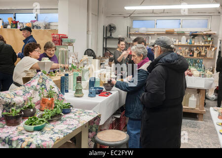 La poterie à Shoppers parcourir un studio de céramique maison de vente dans le quartier de Chelsea à New York avant Noël le samedi 6 décembre 2014. (© Richard B. Levine) Banque D'Images