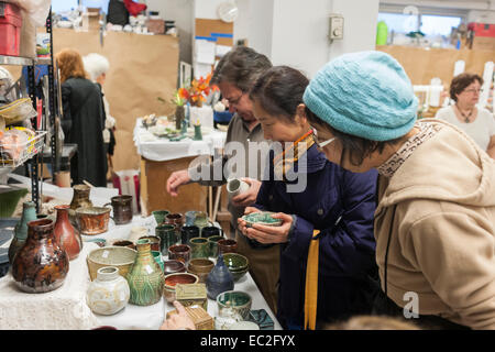 La poterie à Shoppers parcourir un studio de céramique maison de vente dans le quartier de Chelsea à New York avant Noël le samedi 6 décembre 2014. (© Richard B. Levine) Banque D'Images