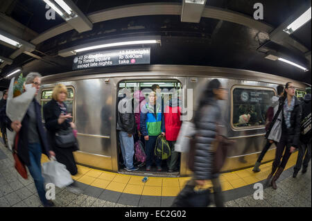 Les passagers s'entassent dans une rame de métro aux heures de pointe à New York le Jeudi, Novembre 26, 2014. (© Frances M. Roberts) Banque D'Images