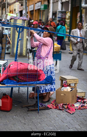 La mise en place d'une femme debout sur Comercio street dans le centre-ville de La Paz, Bolivie Banque D'Images