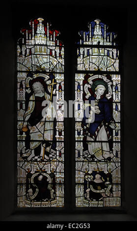 Un vitrail représentant des saints Jean Baptiste et Stephen, St Andrew's Church, Letheringsett, Norfolk. Glass Banque D'Images