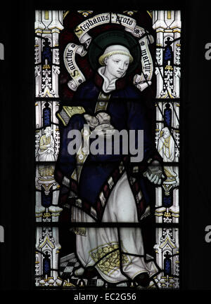 Un vitrail représentant Saint Stephen, St Andrew's Church, Letheringsett, Norfolk. Attribué à l'artiste Herbert Bryan Banque D'Images