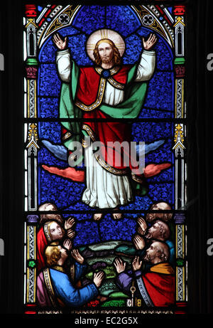 Un vitrail par William Wailes dépeignant l'Ascension du Christ au Ciel, St Bartholomew Church, Richard's Castle, Banque D'Images