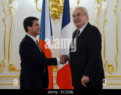Prague, République tchèque. 8e déc, 2014. Le Président tchèque Milos Zeman, droite, se félicite le Premier ministre français, Manuel Valls, à Prague, en République tchèque, le 8 décembre 2014. Valls est en visite de deux jours en République tchèque. © Michal Krumphanzl/CTK Photo/Alamy Live News Banque D'Images