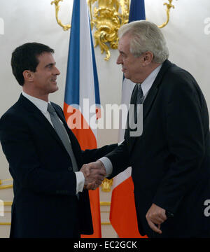 Prague, République tchèque. 8e déc, 2014. Le Président tchèque Milos Zeman, droite, se félicite le Premier ministre français, Manuel Valls, à Prague, en République tchèque, le 8 décembre 2014. Valls est en visite de deux jours en République tchèque. © Michal Krumphanzl/CTK Photo/Alamy Live News Banque D'Images