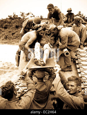 Un soldat blessé est retiré de la cuve qui l'a porté à partir de la ligne de front. L'artillerie japonaise et des armes de petit calibre a rendu impossible pour les ambulances pour transporter les blessés à l'arrière. Okinawa, 1945. Photo par .sgt. Thomas D. Barnet, Jr. (Marine Corps) Banque D'Images
