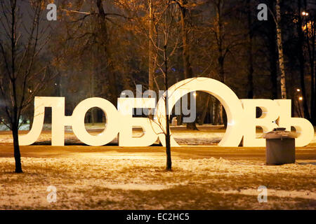 L'inscription amour en russe par les principaux personnages dans le parc Banque D'Images