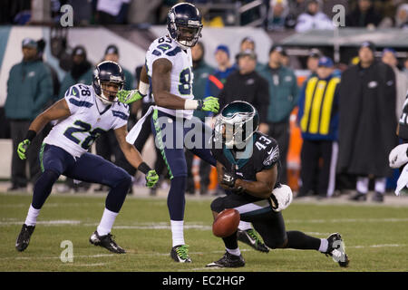7 décembre 2014 : Philadelphia Eagles running back Darren Sproles (43) abandonne la punt comme Seattle Seahawks wide receiver Ricardo Lockette (83) et arrière défensif Marcus Burley (28) sont à proximité au cours de la NFL match entre les Seattle Seahawks et les Philadelphia Eagles au Lincoln Financial Field à Philadelphie, Pennsylvanie. Les Seattle Seahawks a gagné 24-14. Banque D'Images