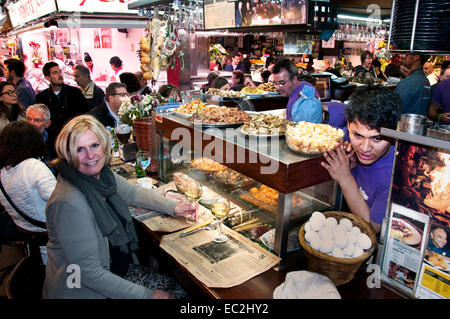 El Quim de la Boqueria Restaurant Las Ramblas - Le Mercat de Sant Josep de la Boquería food Market Restaurant Barcelone Espagne Banque D'Images