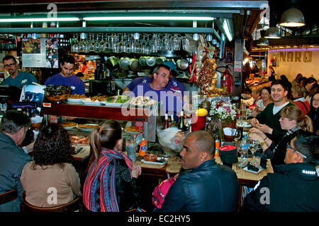 El Quim de la Boqueria Restaurant Las Ramblas - Le Mercat de Sant Josep de la Boquería food Market Restaurant Barcelone Espagne Banque D'Images