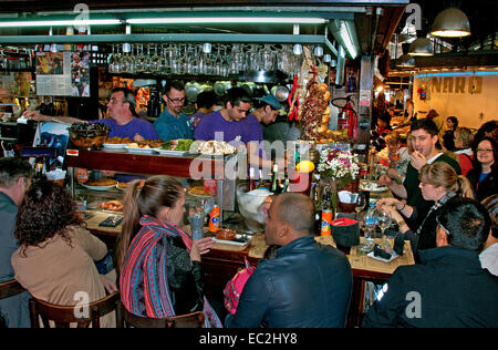 El Quim de la Boqueria Restaurant Las Ramblas - Le Mercat de Sant Josep de la Boquería food Market Restaurant Barcelone Espagne Banque D'Images