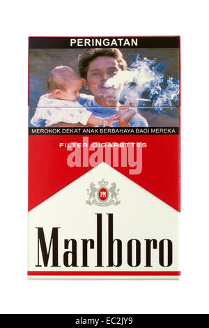 Avertissement graphique photo sur un paquet de cigarettes Marlboro indonésien illustrant les dangers du tabagisme Banque D'Images