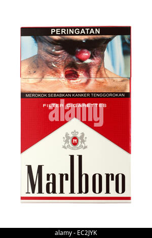 Avertissement graphique photo sur un paquet de cigarettes Marlboro indonésien illustrant les dangers du tabagisme Banque D'Images