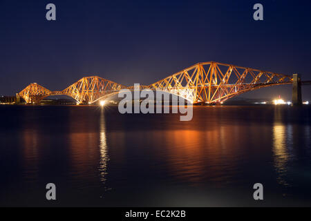 Edinburgh Scotland UK. 8 décembre 2014. La vue de Forth Rail Bridge traversant le "Firth of Forth", l'estuaire de la rivière près de la capitale, Édimbourg. Le pont peint rouge, achevée en 1890 est de 2,5 km de longueur et environ 200 trains par jour. Crédit : Ian Wray/Alamy Live News Banque D'Images