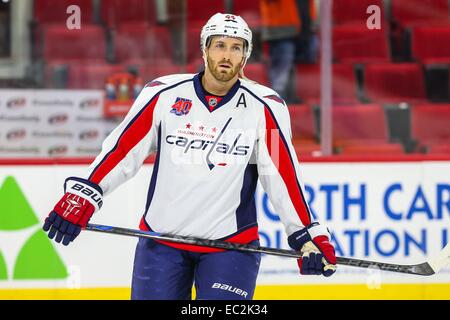 Raleigh, Caroline du Nord, USA. 9Th Jul 2014. Le défenseur Brooks Orpik Capitals de Washington (44) au cours de la LNH, match entre les Capitals de Washington et les Hurricanes de la Caroline au PNC Arena. Les Capitals de Washington a défait les Hurricanes de la Caroline 2-1. © Andy Martin Jr./ZUMA/Alamy Fil Live News Banque D'Images