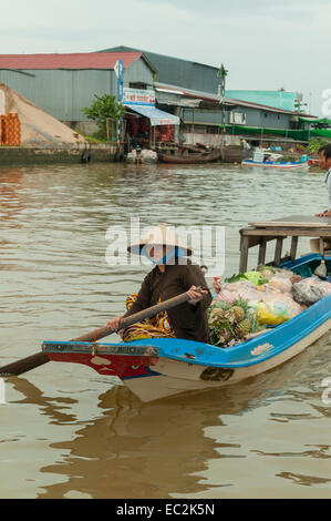 Bateau de travail femme au marché flottant sur le Mékong au Vietnam, Cai Rang Banque D'Images