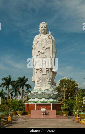 Bouddha Debout à pagode Vinh Trang, My Tho, Vietnam Banque D'Images