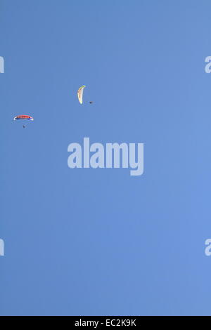 Sport aventure à couper le souffle. Personne sur le ciel bleu en parapente sport. Parapente TANDEM GRAVITÉ, Fetiye, Turquie Banque D'Images