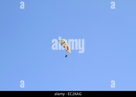 Sport aventure à couper le souffle. Personne sur le ciel bleu en parapente sport. Parapente TANDEM GRAVITÉ, Fetiye, Turquie Banque D'Images