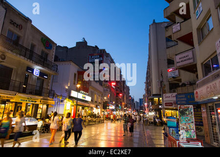 IZMIR, TURQUIE - 21 juillet 2014 : Les gens de l'Avenue 33 Osmangazi où est l'un de la destination la plus populaire pour le shopping et e Banque D'Images