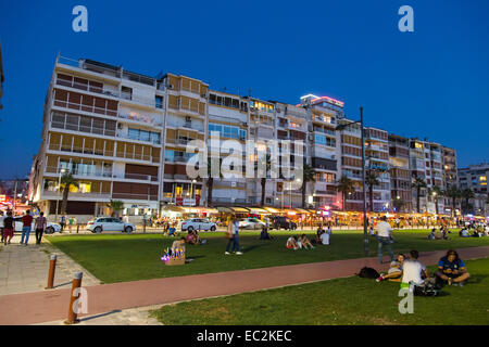 IZMIR, TURQUIE - 21 juillet 2014 : les gens sur l'herbe à côté d'Izmir où Kordon est l'un des plus populaires de destination pour facilement acessible Banque D'Images