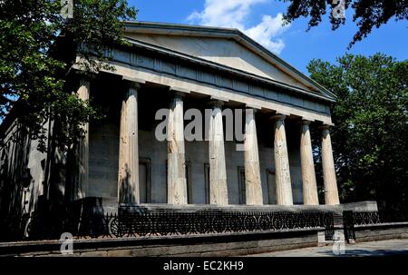 Philadelphie, Pennsylvanie : l'austère façade classique de la seconde banque des États-Unis dans le parc national de l'indépendance Banque D'Images